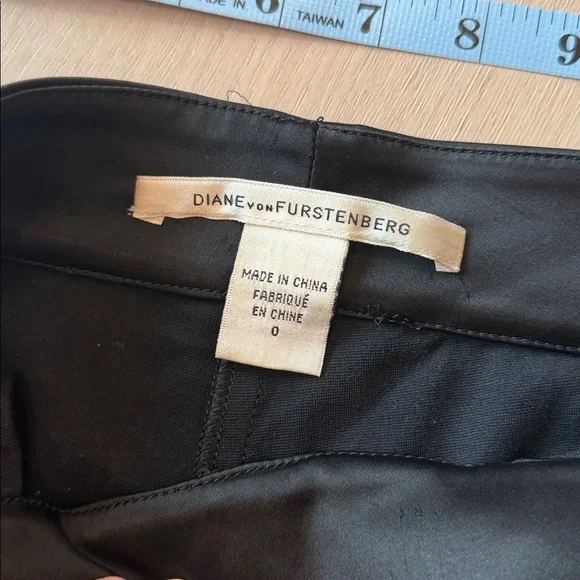 Diane von Furstenberg Pleat Front Cropped Jogger Slacks - Picture 8 of 11